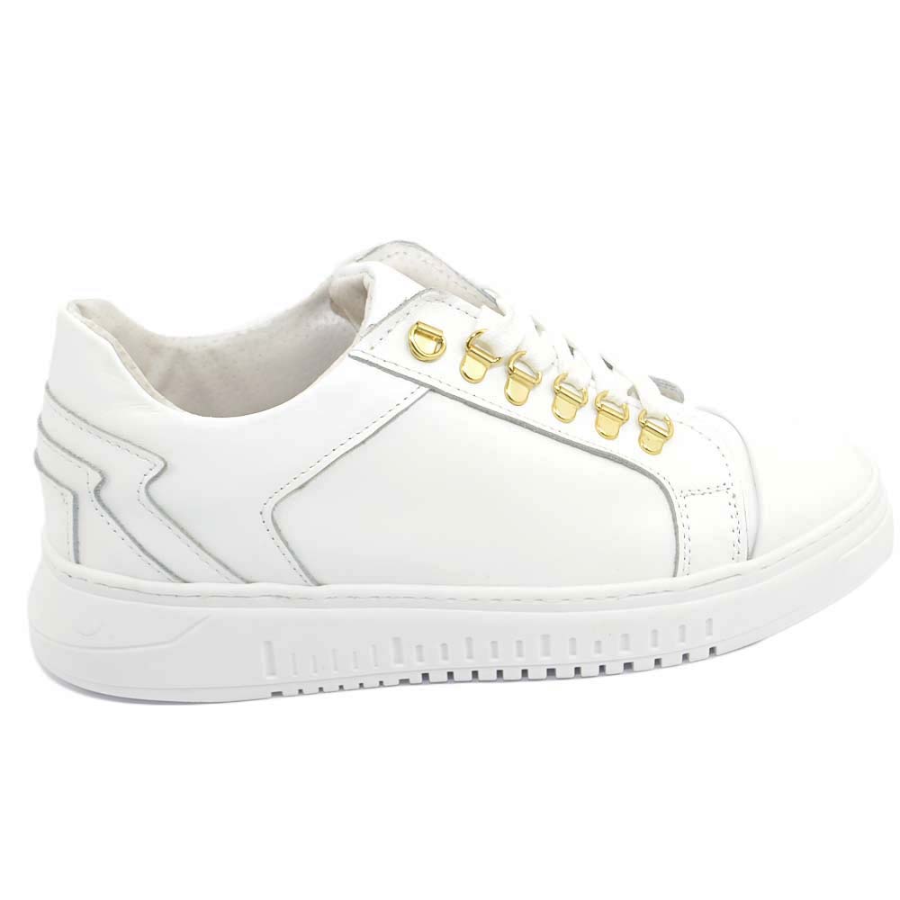 Sneakers bassa uomo bianca liscia in vera pelle con ganci oro e fulmini fondo army bianco moda giovane street.