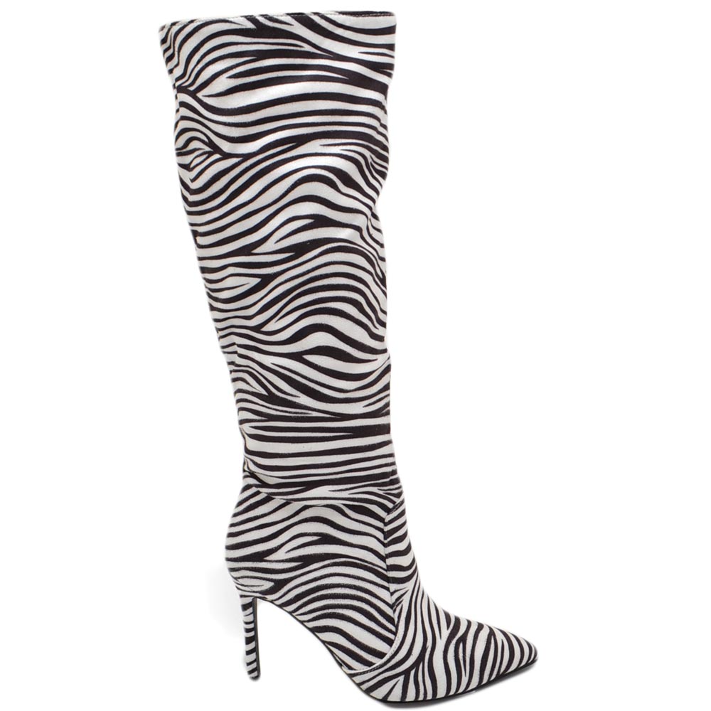 Stivale alto donna in camoscio effetto zebrato con tacco a spillo 12 aderente con zip a punta sotto ginocchio.