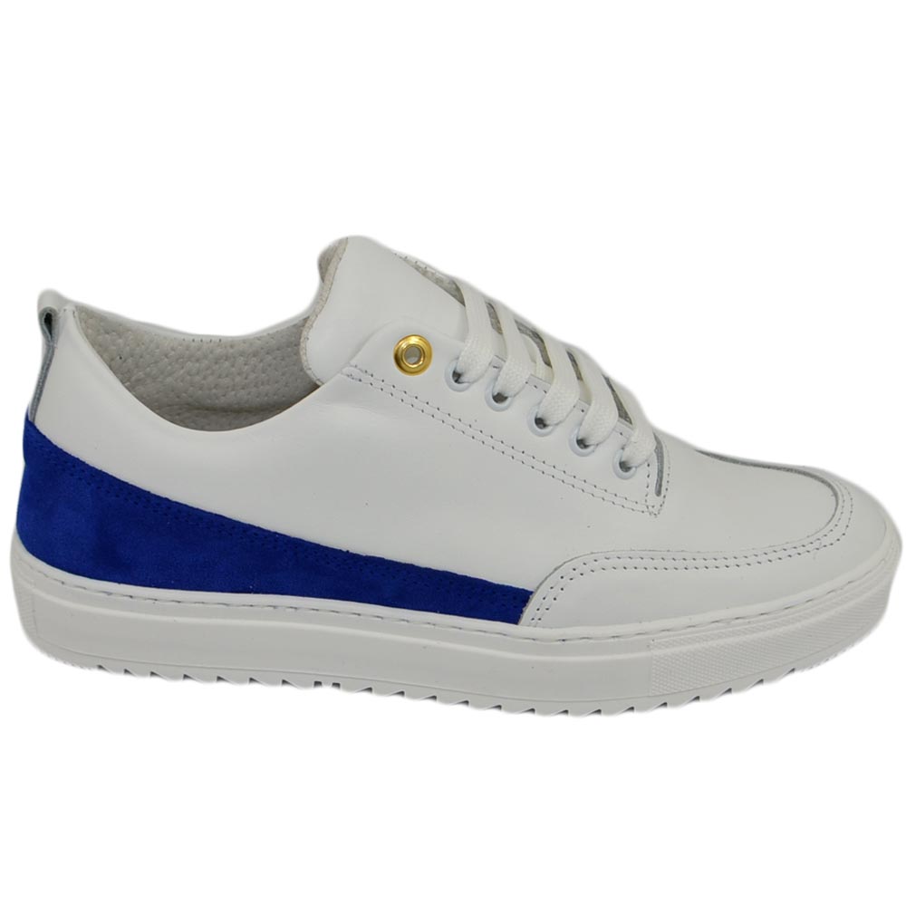 Scarpe sneakers bassa uomo vera pelle bianco con occhiello oro liscia basic fondo zigrinato fascia blu made in italy	