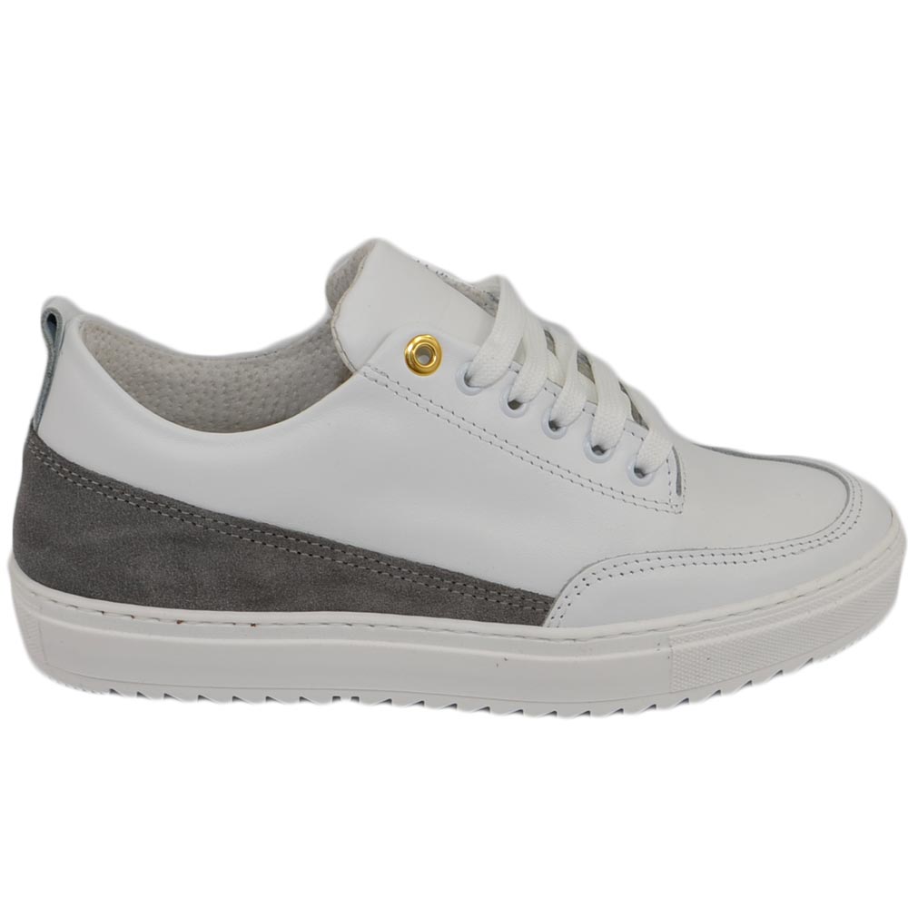 Scarpe sneakers bassa uomo vera pelle bianco con occhiello oro liscia basic fondo zigrinato fascia grigio made in italy	.