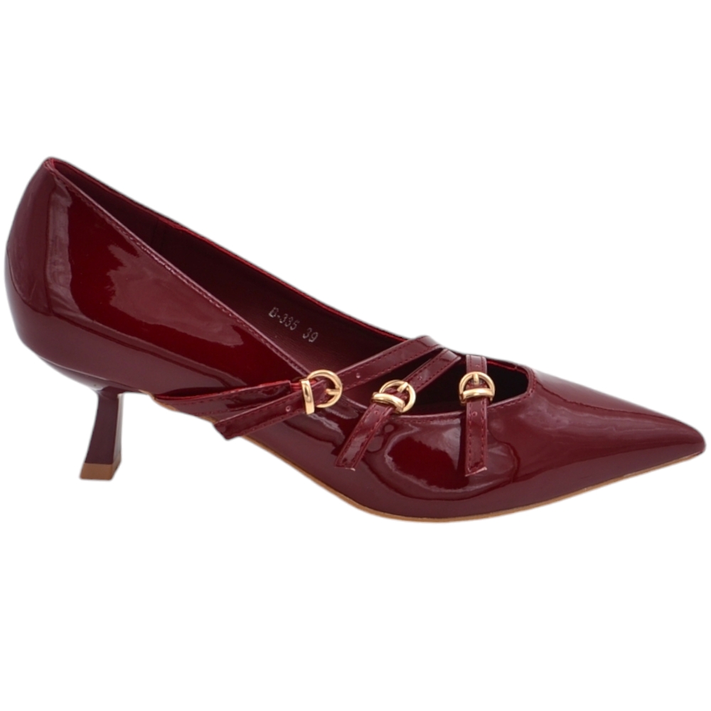 Decollete' donna in vernice bordeaux con tacco basso 3 cm  e cinturini incrociati sul dorso piede ganci oro.