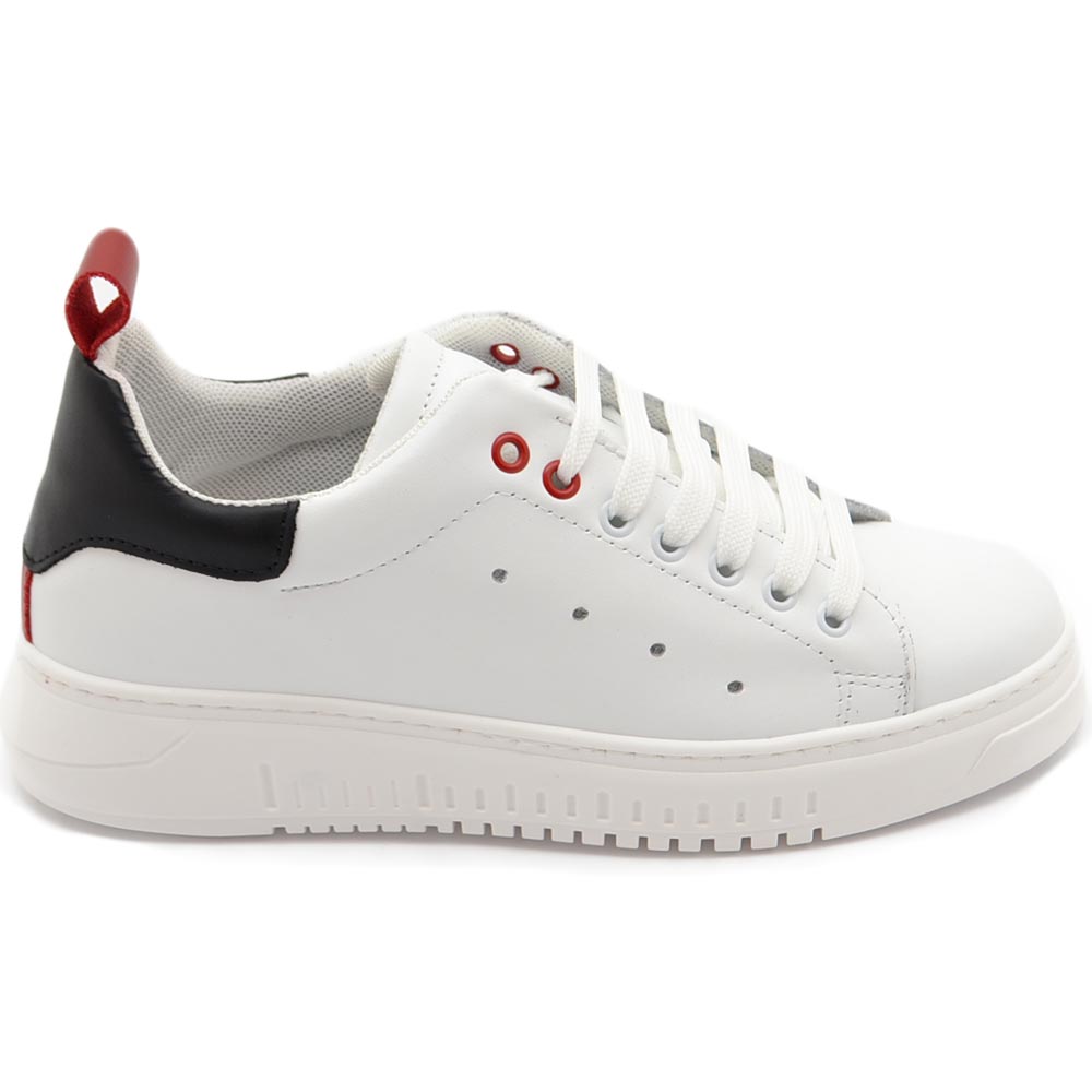 Sneakers uomo bassa vera pelle vitello bianco con tirante rosso e due occhielli rossi fondo alto bianco moda.